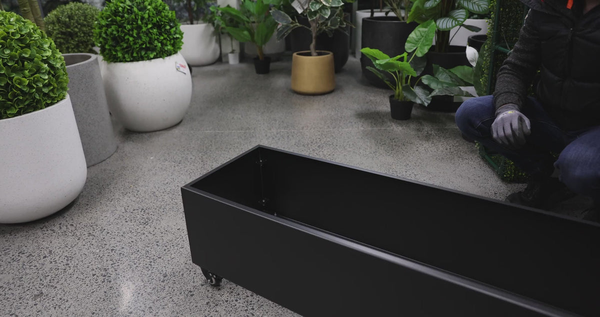Black Metal Planter Medium + Wheels